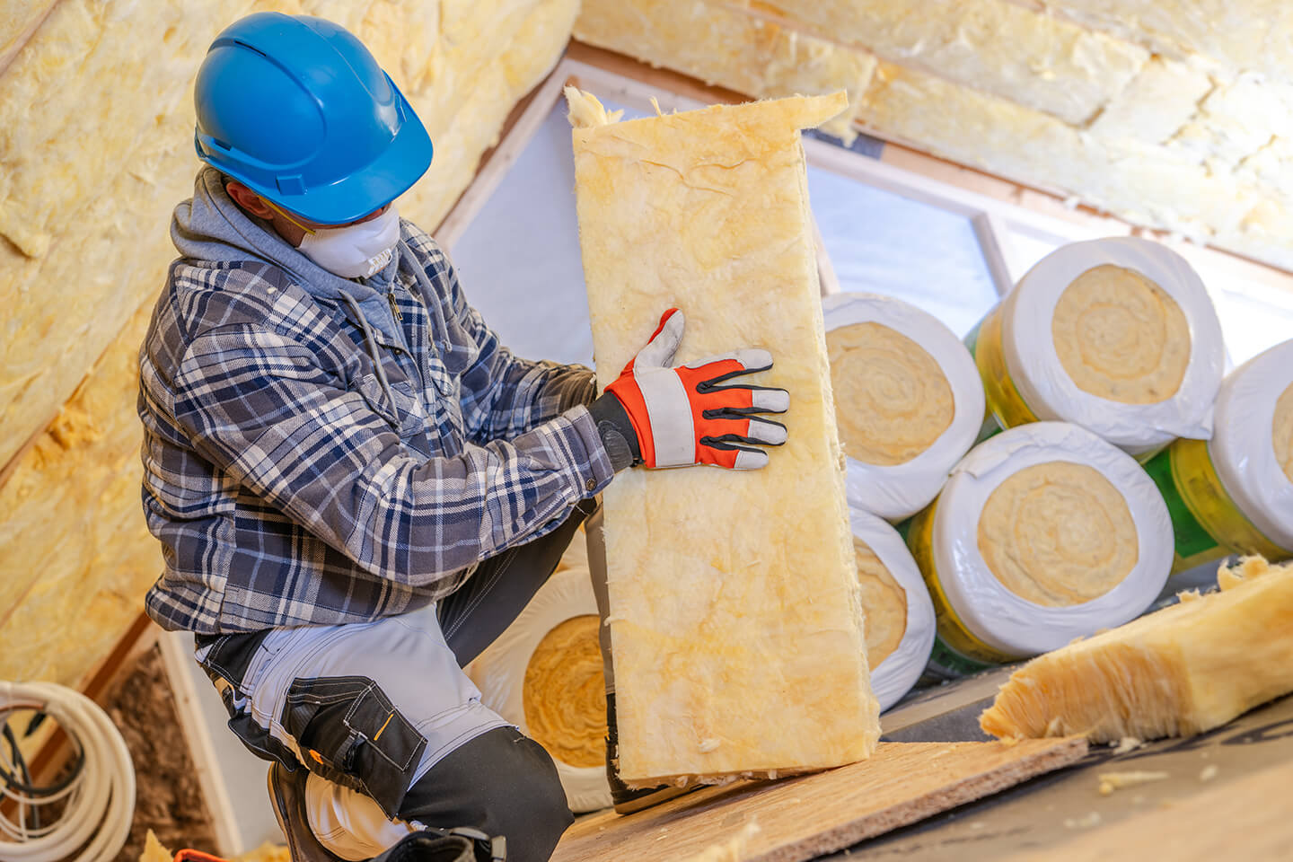 img-worker-installing-insulation
